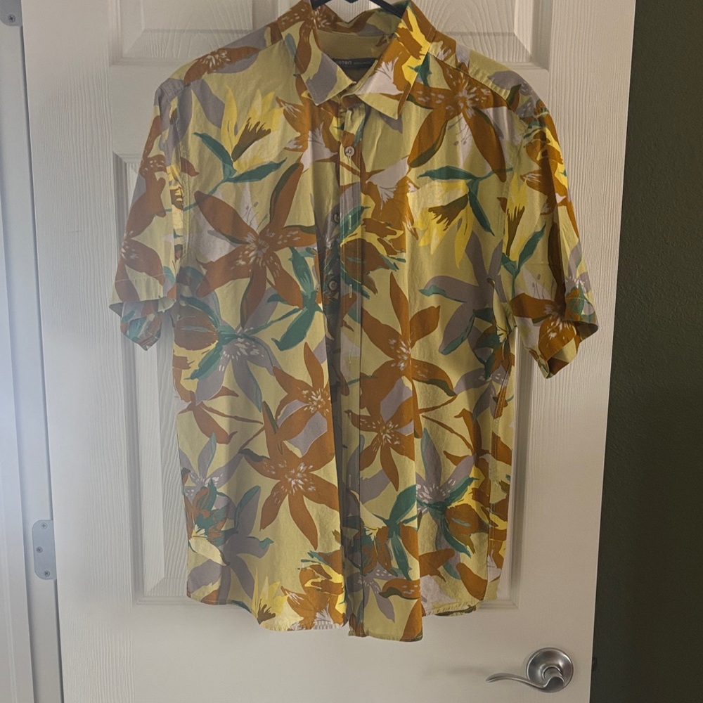 Men's Yellow Floral Short-Sleeve Button-Up Shirt by